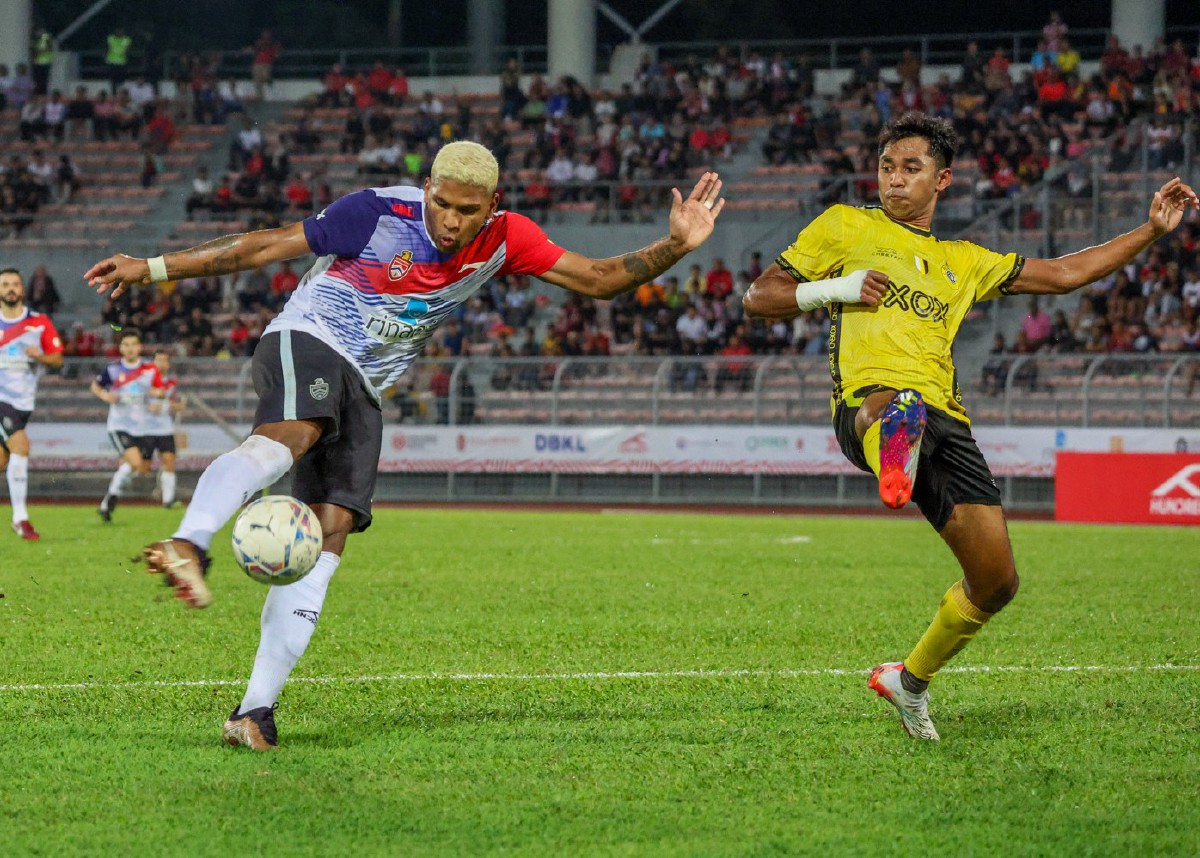 PEMAIN KL City, Herlison Caion (kiri) diasak pemain Perak, Shivan Pillay Asokan pada perlawanan malam tadi. FOTO Bernama