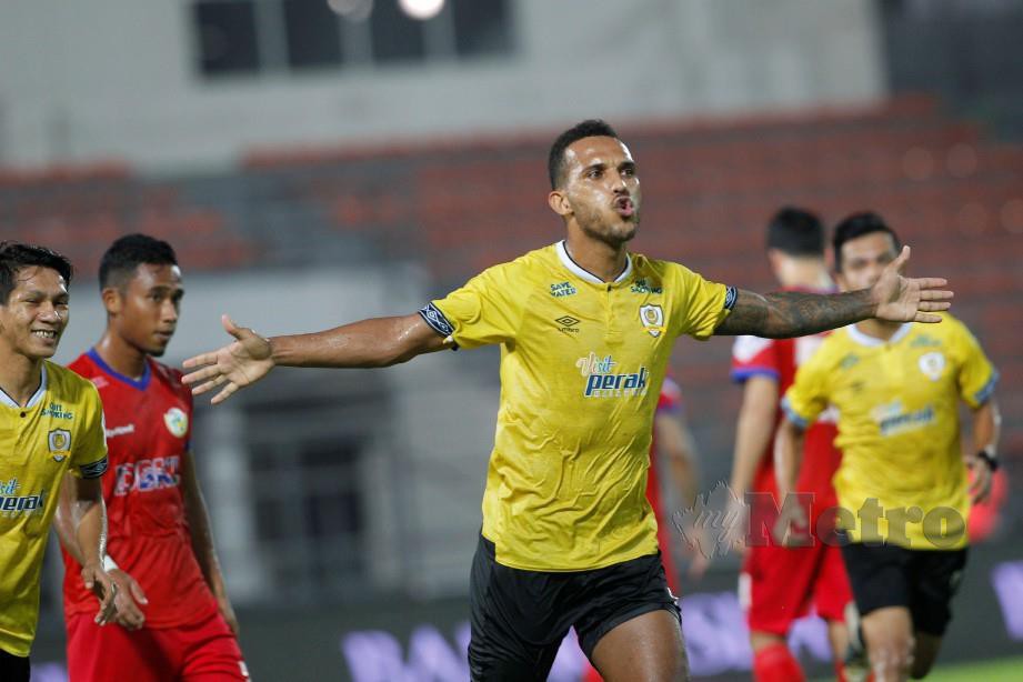 LEANDRO meraikan gol kedua Perak bersama rakan sepasukan. — FOTO Syarafiq Abd Samad