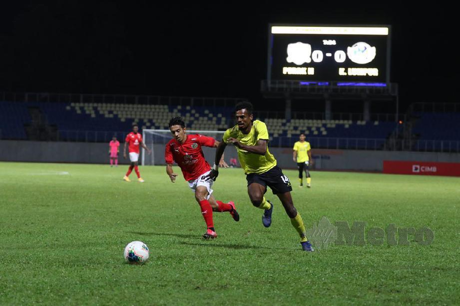 Pemain Kuala Lumpur cuba menghalang pemain Perak II, S Pavithran (kanan) pada aksi Liga Perdana di Stadium Majlis Perbandaran Manjung. FOTO Ihsan PAFA.