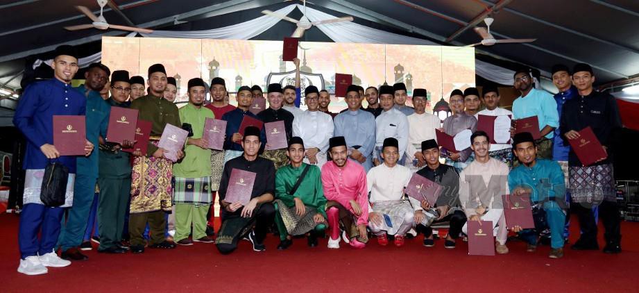 AHMAD Faizal (tengah) bersama pemain Perak yang menerima surat tawaran tapak kediaman selepas memenangi Piala Malaysia 2018. — FOTO Muhaizan Yahya