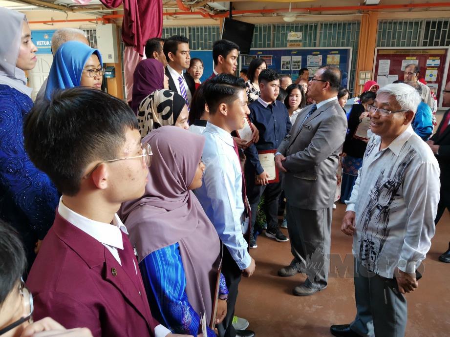 ABDUL Aziz dan Mohd Suhaimi berbual bersama pelajar cemerlang di Perkarangan Atrium Gemilang Jabatan Pendidikan Negeri Perak. FOTO Balqis Jazimah Zahari