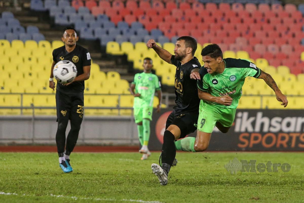 PEMAIN Melaka United FC, Gomes Da Silva (kanan) menanduk bola ketika menentang Perak FC dalam aksi perlawanan Liga Super Malaysia di Stadium Hang Jebat, malam tadi. FOTO Syafeeq Ahmad