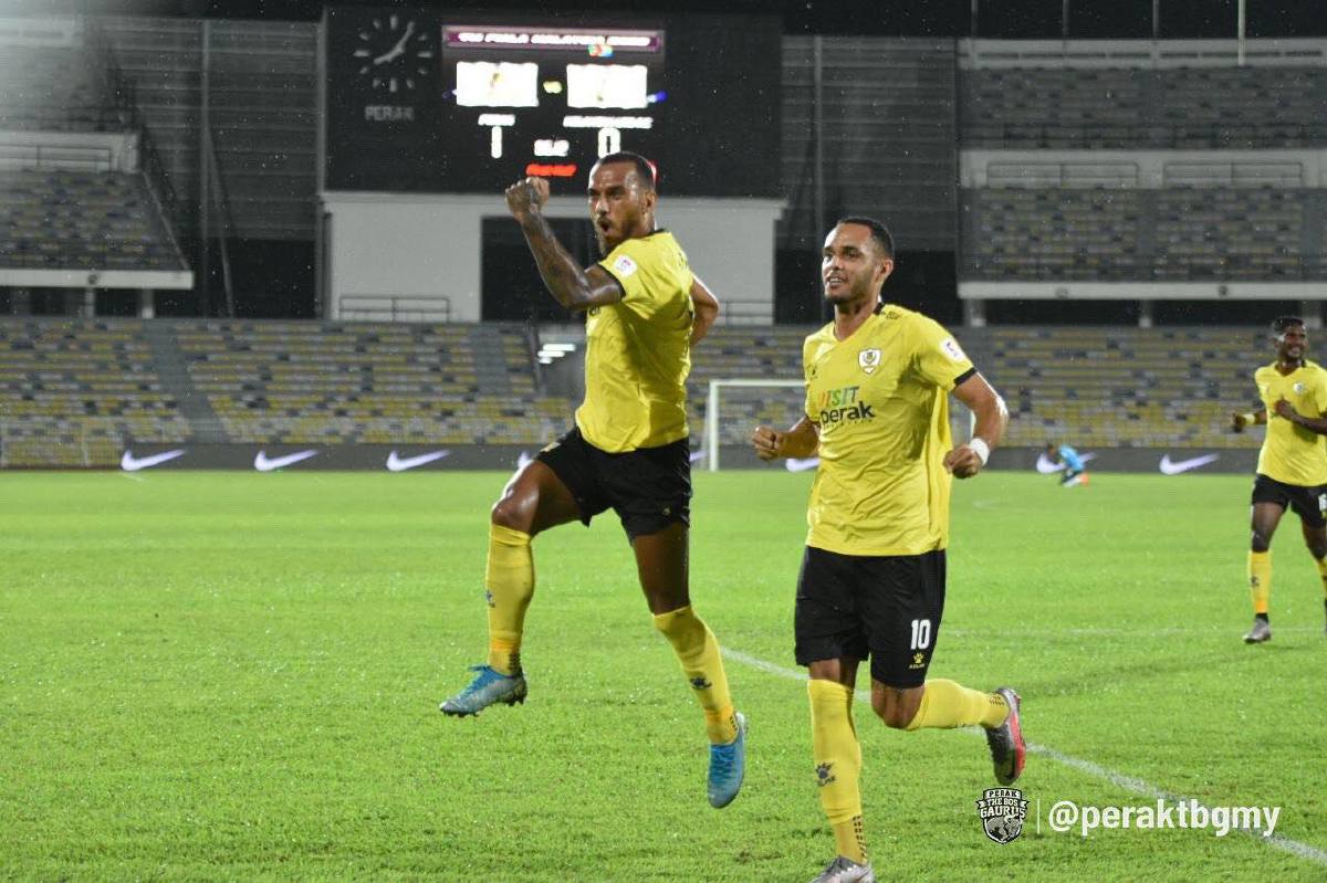 BARISAN pemain Perak FC akan menerima tunggakan gaji selewat-lewatnya Selasa depan. FOTO FB Perak TBG