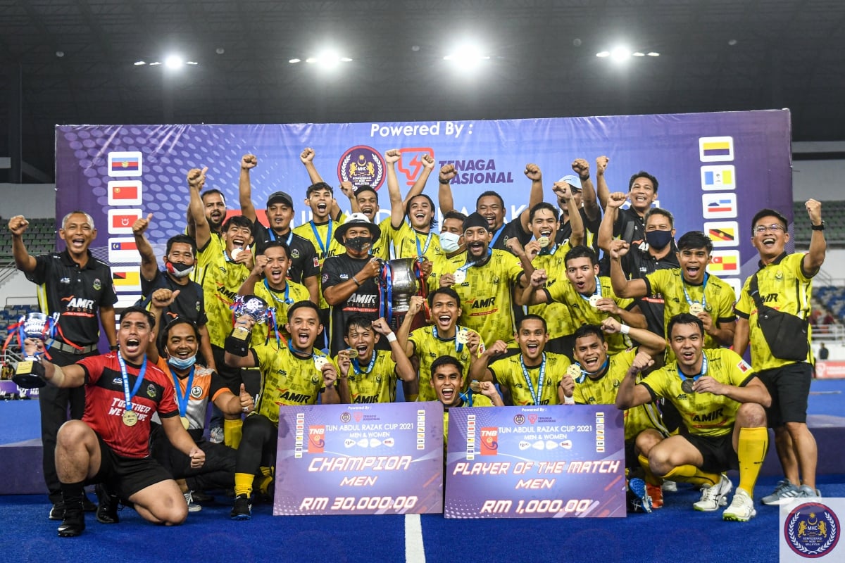 BARISAN pemain Perak meraikan kejayaan memenangi Piala Tun Abdul Razak. FOTO MHC