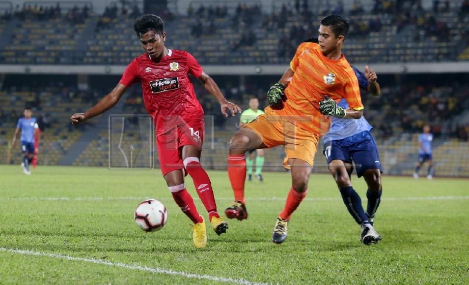 MUHAMMAD Firdaus (kiri) diasak penjaga gol PDRM FC, Mohd Farzly Muhammad pada perlawanan persahabatan, semalam. FOTO Abdullah Yusof