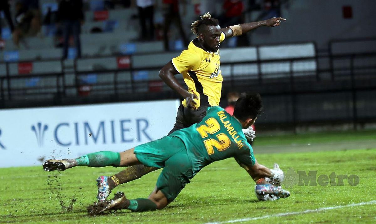 AKSI penjaga gol PJ City,  Kalamullah Al-Hafiz menyelamatkan gawangnya daripada ditembusi   pemain Perak FC, Nana Poku dalam saingan Liga Super di stadium MBPJ. FOTO Owee Ah Chun