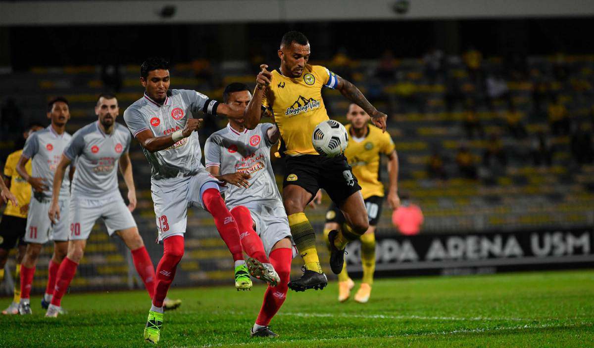 BARISAN pemain Perak FC menuntut tunggakan gaji selama dua bulan yang tertunggak sejak awal tahun ini. FOTO BERNAMA