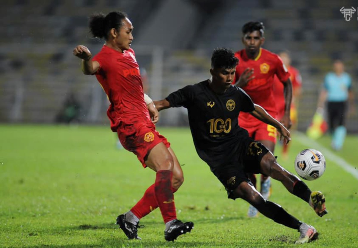 Pemain Perak (tengah) dicabar pemain Selangor dalam aksi Liga Super di Stadium Perak. FOTO Ihsan Perak FC