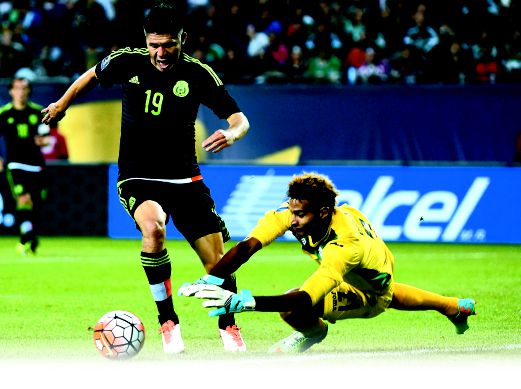 PERALTA (kiri) bantu Mexico tamat badi tujuh perlawanan tanpa menang.