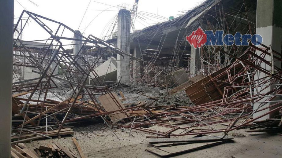 Perancah pada bangunan dalam pembinaan berhampiran Kilometer 23 Lebuhraya Grand Saga, Kajang, runtuh kira-kira jam 5 petang, hari ini menyebabkan seorang lelaki Indonesia, cedera. FOTO ihsan bomba 
