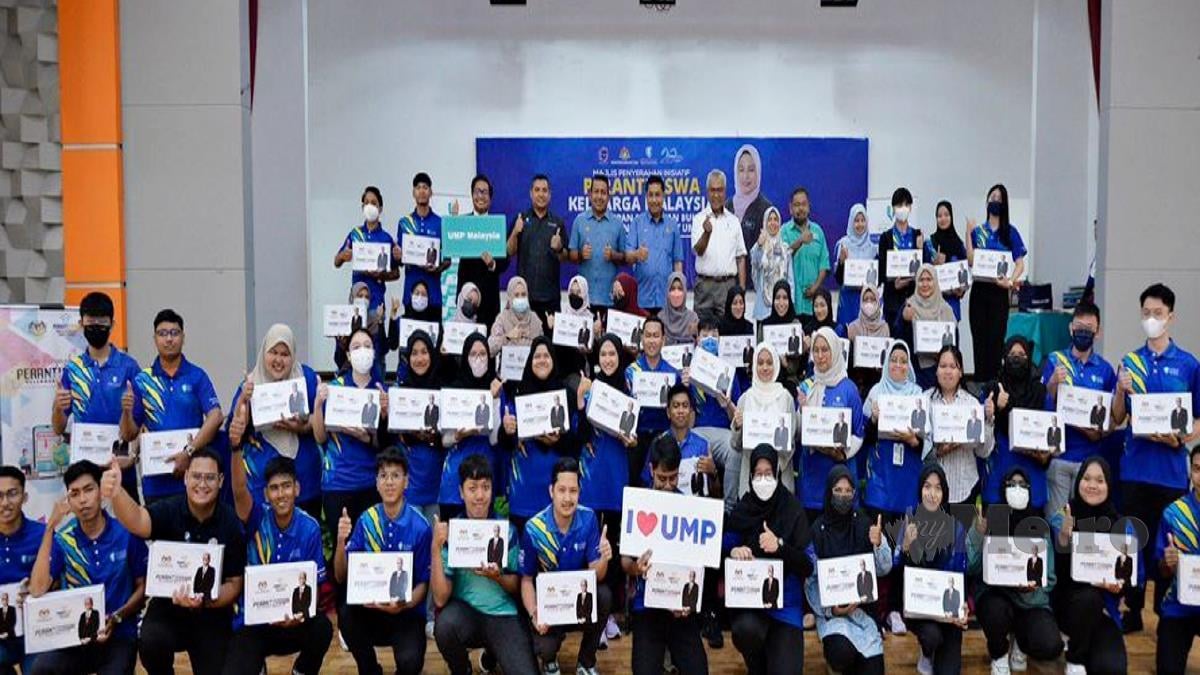 MAHASISWA UMP menerima Peranti Siswa Keluarga Malaysia. FOTO Ihsan UMP.