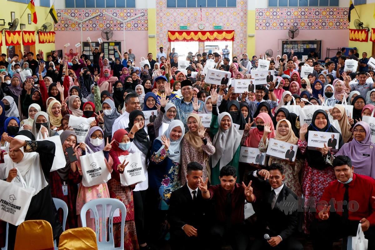 ANNUAR Musa (tengah) bergambar bersama penerima peranti siswa ketika hadir menyampaikan Peranti Siswa Keluarga Malaysia  kepada pelajar Tingkatan Enam dalam Daerah Kota Bharu di Sekolah Menengah Kebangsaan Kota, Kok Lanas. FOTO BERNAMA