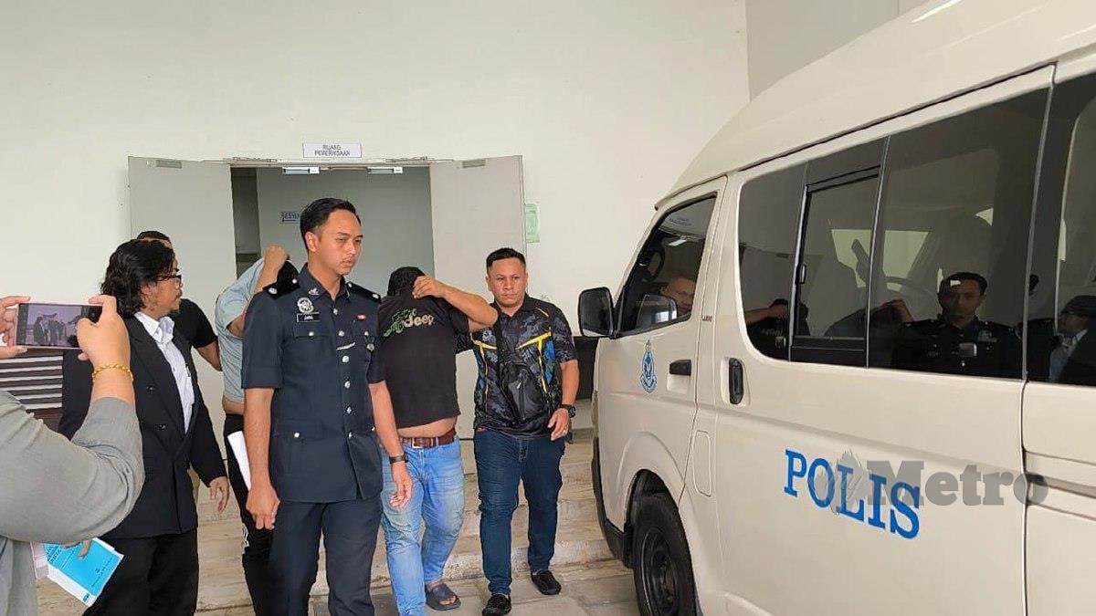 POLIS membawa keluar dua anggota trafik dari Mahkamah Kangar selepas perintah reman diperolehi kerana pemerasan dan mengasari warga asing. FOTO Aizat Sharif