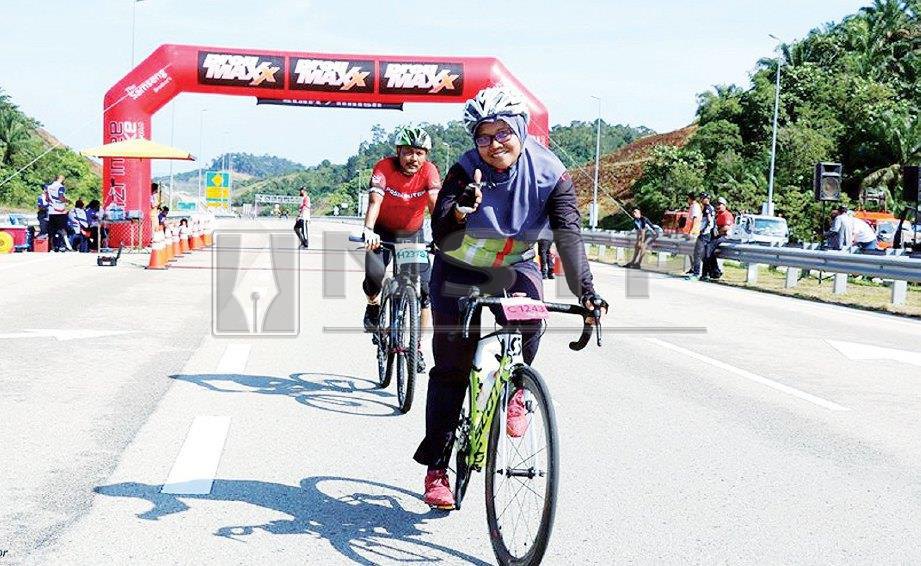 ANTARA peserta wanita yang menyertai kategori ‘road bike’.