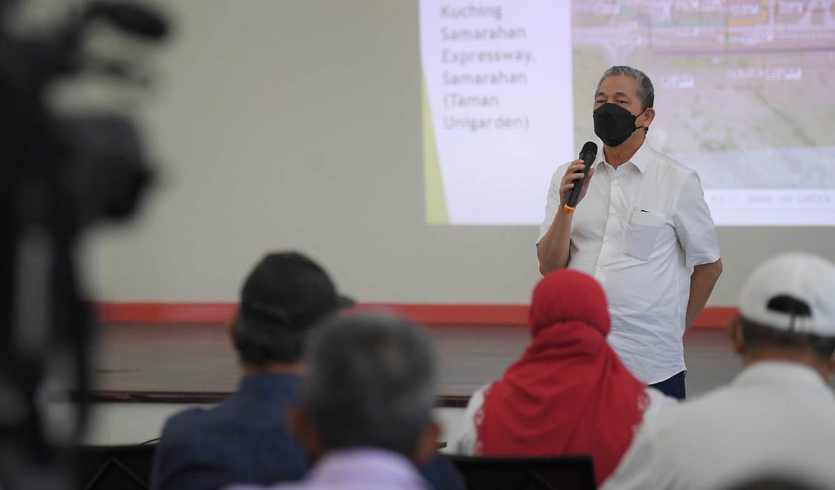 FADILLAH memberi ucapan pada majlis taklimat rancangan tebatan banjir Sarawak (Kota Samarahan) di Auditorium Jabatan Pengairan dan Saliran Sarawak. FOTO BERNAMA