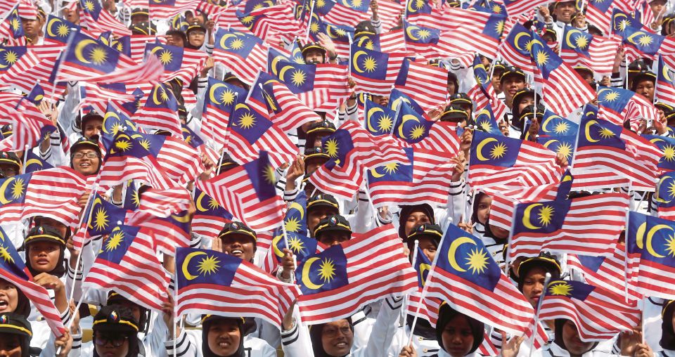 susunan bendera di balai polis