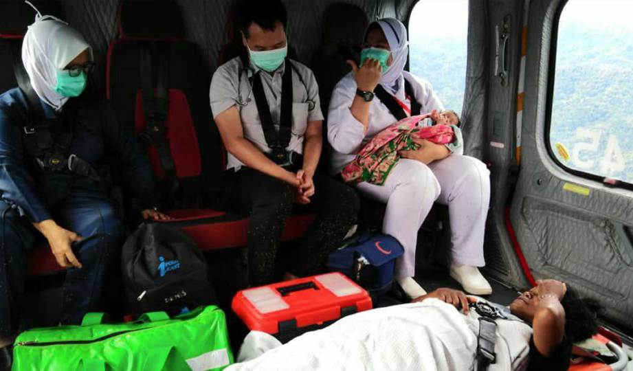 BAYI Orang Asli yang dilahir tidak cukup bulan diriba jururawat manakala ibunya terlantar dalam helikopter JBPM dikejar ke HGM. FOTO Ihsan JBPM