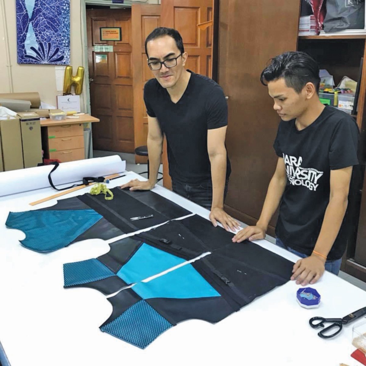 (KIRI) Faizal mengajar lebih 25 tahun dalam industri fesyen.
