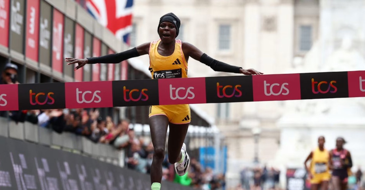 PERES muncul juara Maraton London, minggu lalu dengan rekod dunia bagi kategori wanita. FOTO REUTERS