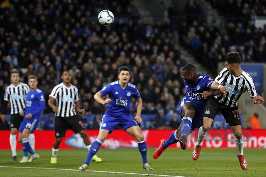 PEREZ (kanan) menanduk masuk gol tunggal perlawanan buat Newcastle di Leicester, awal pagi tadi. — FOTO AFP