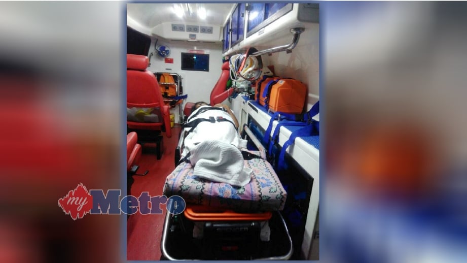 MANGSA dihantar ke hospital dengan ambulans. FOTO Ihsan Bomba