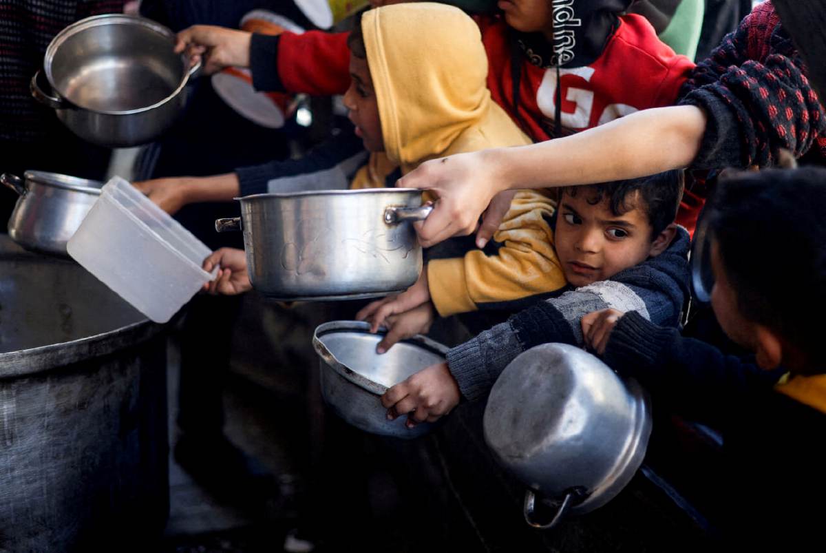 HAMPIR semua isi rumah di Gaza tiada makanan mencukupi setiap hari. FOTO Reuters