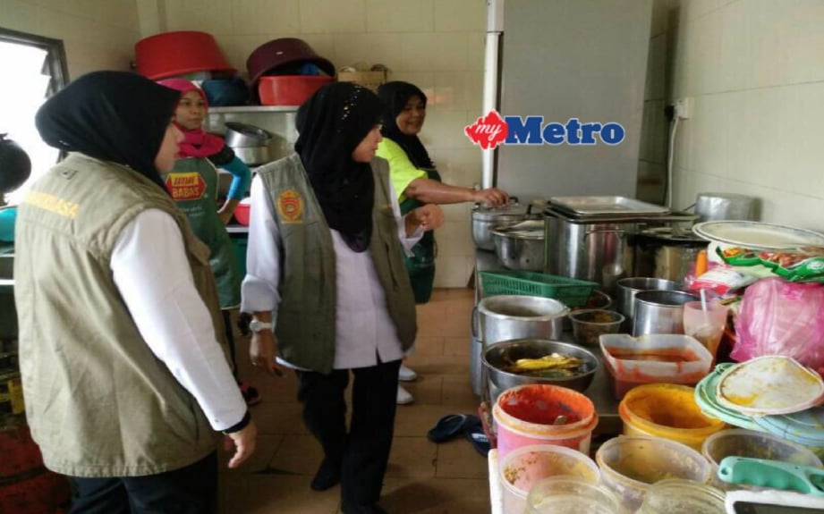 Penguat kuasa operasi bersepadu JKNK dan Majlis Daerah Gua Musang memeriksa sebuah premis makanan di Gua Musang. FOTO Ramli Ibrahim