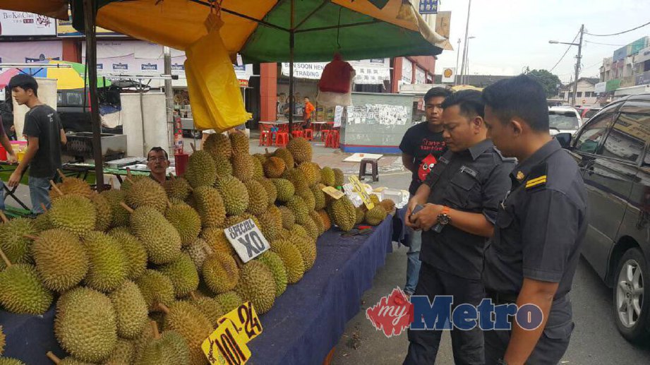 Antara gerai menjual durian yang diperiksa anggota KPDNKK KL di sekitar Kuala Lumpur Sabtu dan Ahad lalu.