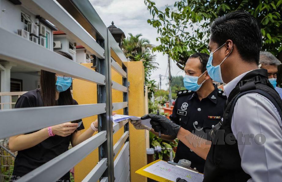 PEGAWAI penguat kuasa kesihatan bersama polis Ibu Pejabat Polis Daerah (IPD) Petaling Jaya membuat pemeriksaan mengejut terhadap individu PUS di Bandar Utama. FOTO Asyraf Hamzah.