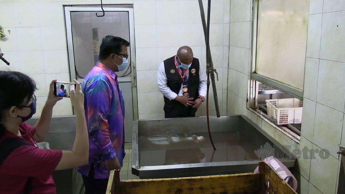 DR Johari memeriksa rumah sembelihan ayam di Sandakan. FOTO Hazsyah Abdul Rahman