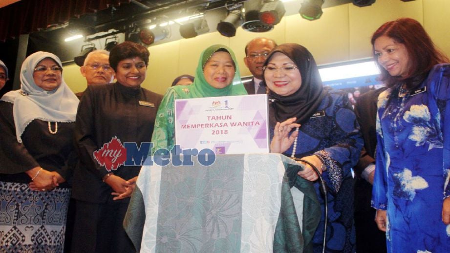 ROHANI (dua dari kanan) melancarkan laman Tahun Memperkasa Wanita 2018 di laman sosial Facebook sambil diperhatikan Azizah (empat dari kiri) dan Suriani (kanan) di Putrajaya, hari ini. FOTO Nursyahirah Marzuki