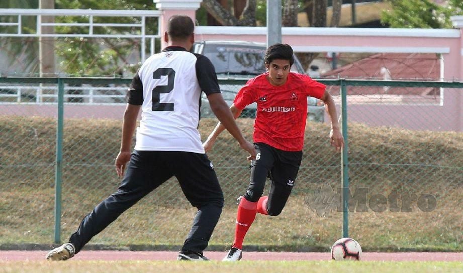SYED Saddiq ketika beraksi semasa menentang pasukan MUFA USM pada Perlawanan Persahabatan Bola Sepak dan Pelancaran Liga Akademi Bola Sepak Pulau Pinang 2020 di Stadium USM, Pulau Pinang. FOTO Mikail Ong