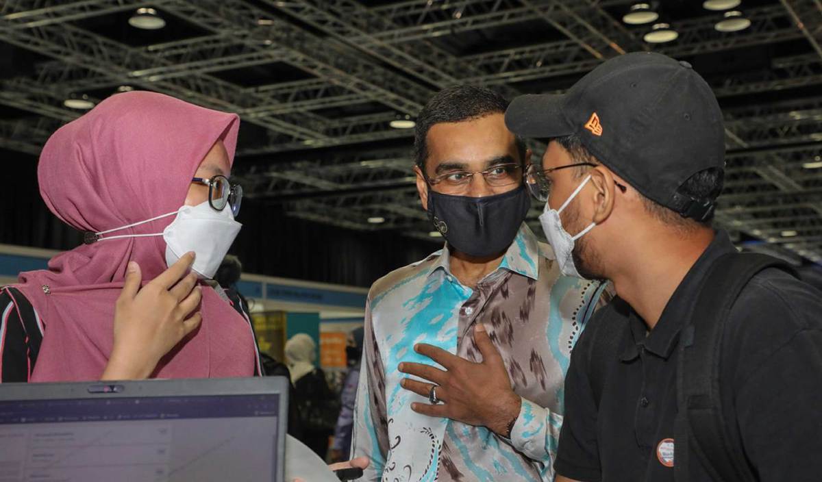 DR Mohammed Azman (tengah) beramah mesra dengan peserta Karnival Kerjaya Keluarga Malaysia di  Kuala Lumpur, semalam.