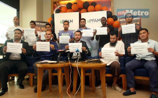 HAIRUDDIN ,  Izham  (duduk tengah) bersama pemain Perlis pada sidang media PFAM.