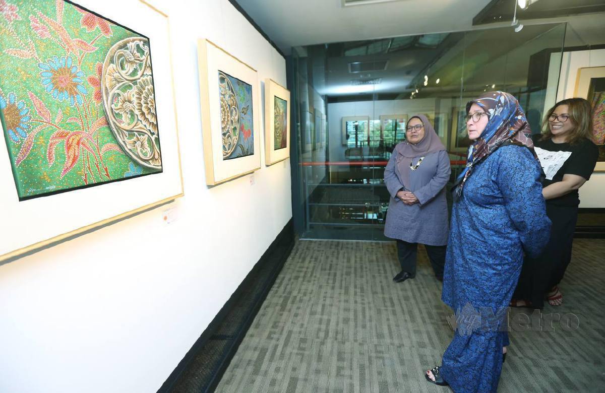 TUNKU Azizah Aminah Maimunah Iskandariah Sultan Iskandar berkenan berangkat menyaksikan pameran solo hasil karya dua pelukis di Galeri Prima, Balai Berita NSTP, hari ini. FOTO Rohanis Shukri