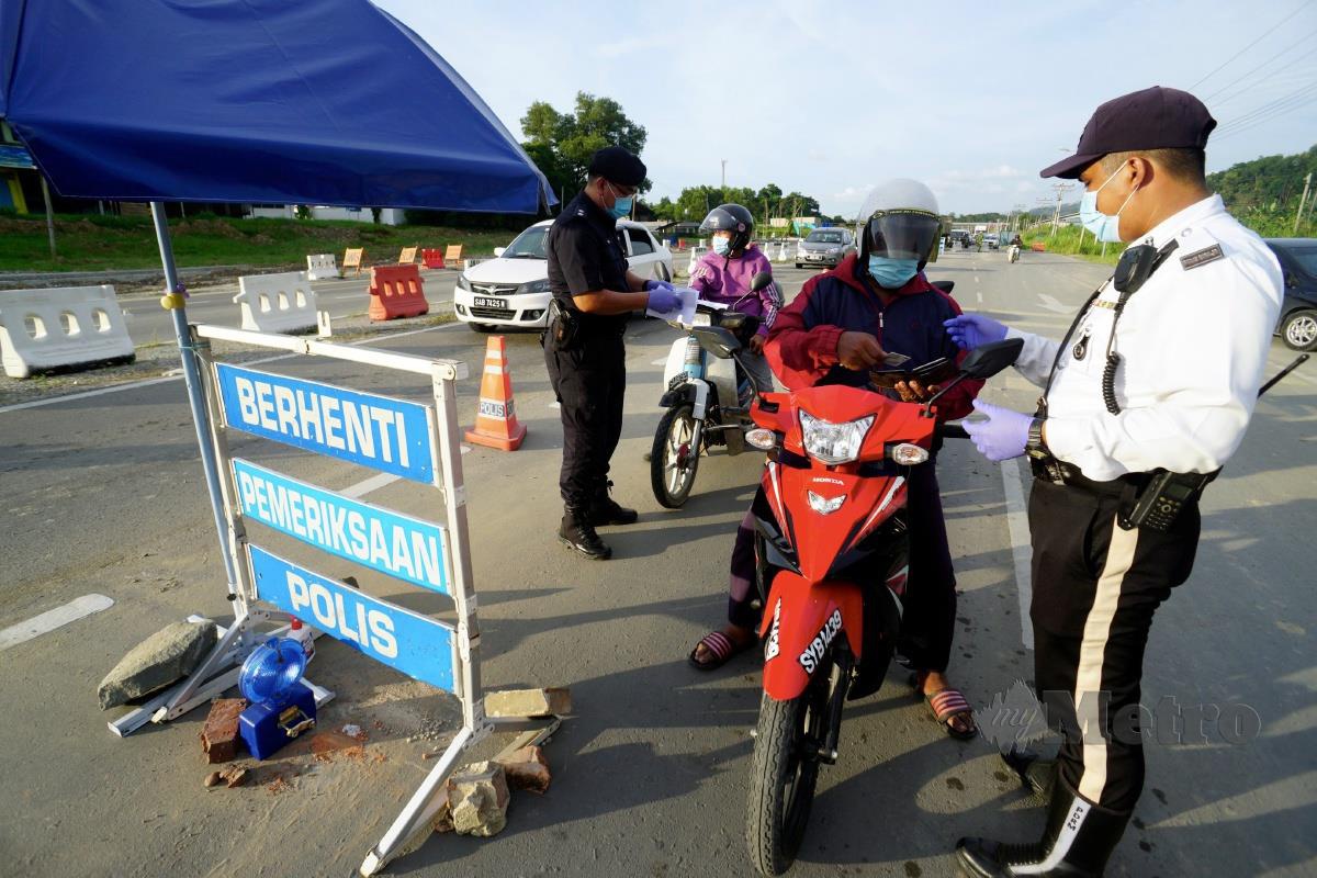 SEKATAN jalan raya menghala ke Kota Kinabalu oleh anggota polis di sempadan daerah Kota Kinabalu-Telipok berhampiran Taman Putra Jaya Telipok. FOTO Bernama 