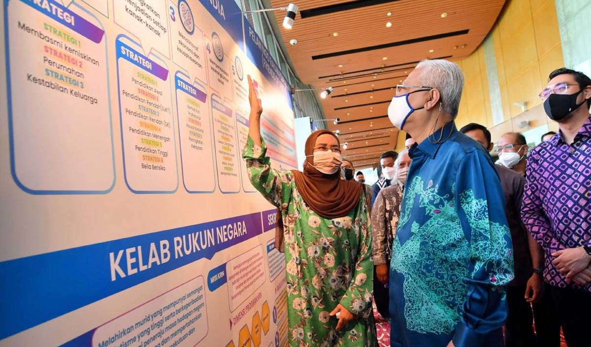 ISMAIL Sabri (tengah) melihat ruang pameran selepas Majlis Pelancaran Pelan Tindakan Perpaduan Negara 2021-2030 dan Kami@Pelan Perpaduan Keluarga Malaysia 2021-2025 di Pusat Konvensyen Kuala Lumpur. FOTO BERNAMA