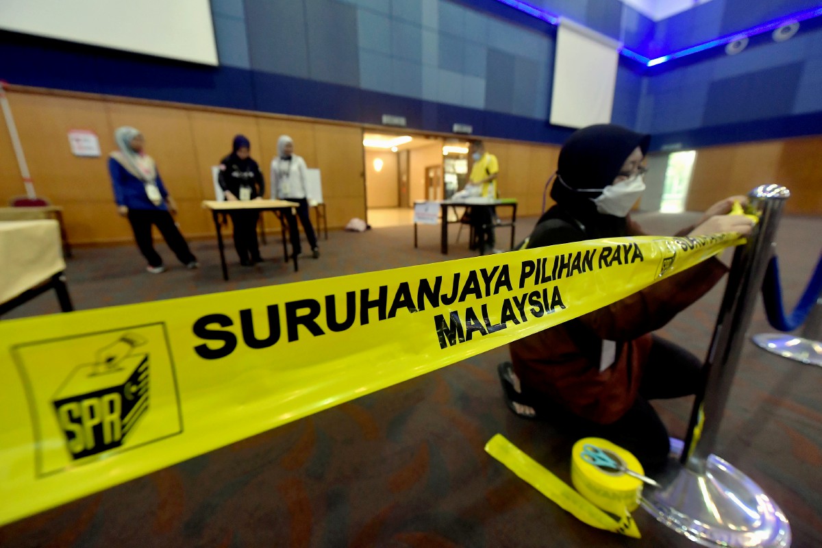  Petugas Suruhanjaya Pilihan Raya (SPR) Malaysia membuat persiapan di Pusat Mengundi Awal di Dewan Utama Ibu Pejabat Polis Kontinjen Selangor hari ini. FOTO Bernama.