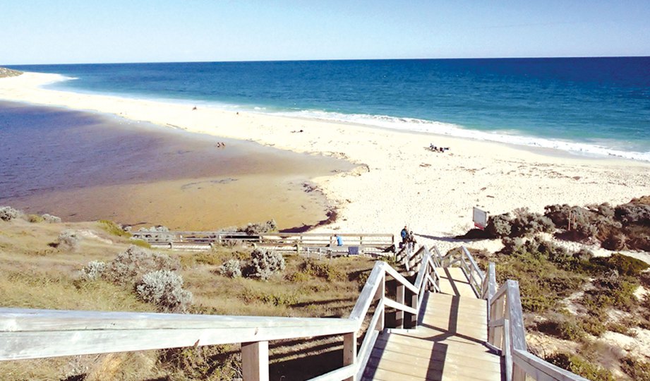 TEMPAT pertemuan antara air tasik dan laut di Moore River, West Australia dan pengunjung boleh mandi di kedua-dua kawasan air ini.
