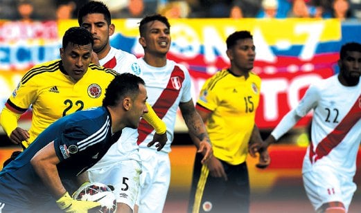 PENJAGA gol Colombia David Ospina (kiri) kecewakan serangan Peru.