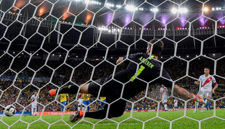GUERRERO (kanan) menyempurnakan sepakan penalti mengatasi penjaga gol Brazil, Alisson. — FOTO AFP