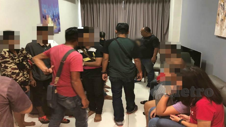 Polis memeriksa bilik hotel yang dijadikan lokasi pesta liar di Kota Kinabalu pada Rabu lalu. Foto Ihsan PDRM