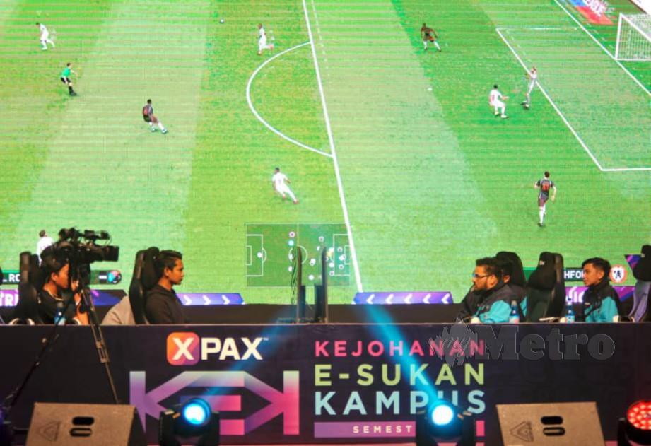 KOLEJ Poly-Tech MARA (kiri) menentang Universiti Teknikal Malaysia Melaka dalam permainan PES 2019 Kejohanan e-Sukan Kampus di Sunway Pyramid. — FOTO Khairul Azhar Ahmad