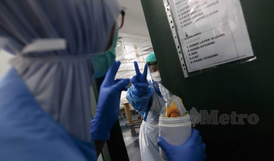 PETUGAS kesihatan terdiri dari doktor dan jururawat mengambil sampel pesakit didalam wad yang menempatkan pesakit Covid-19 di Hospital Kuala Lumpur. FOTO Mohamad Shahril Badri Saali