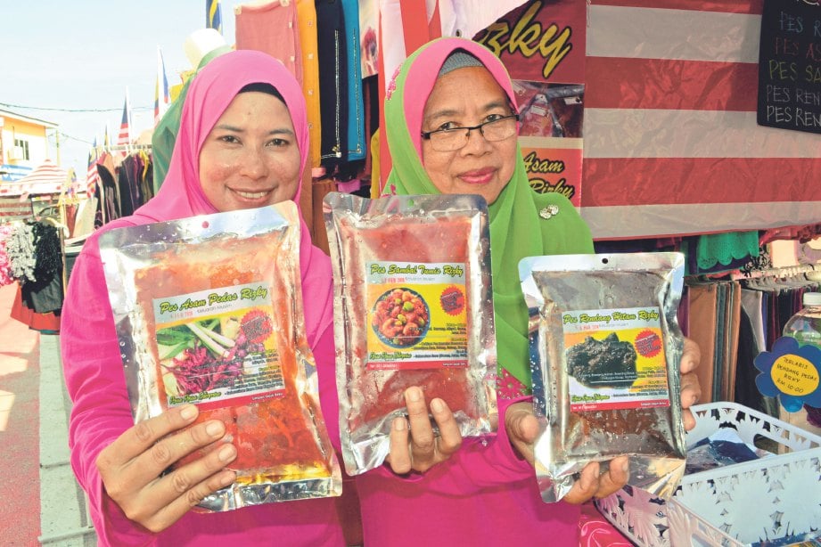 RUSILAWATI (kiri) dan ibunya, Halimah menunjukkan sebahagian pes masakan tradisional Melayu yang dihasilkan.