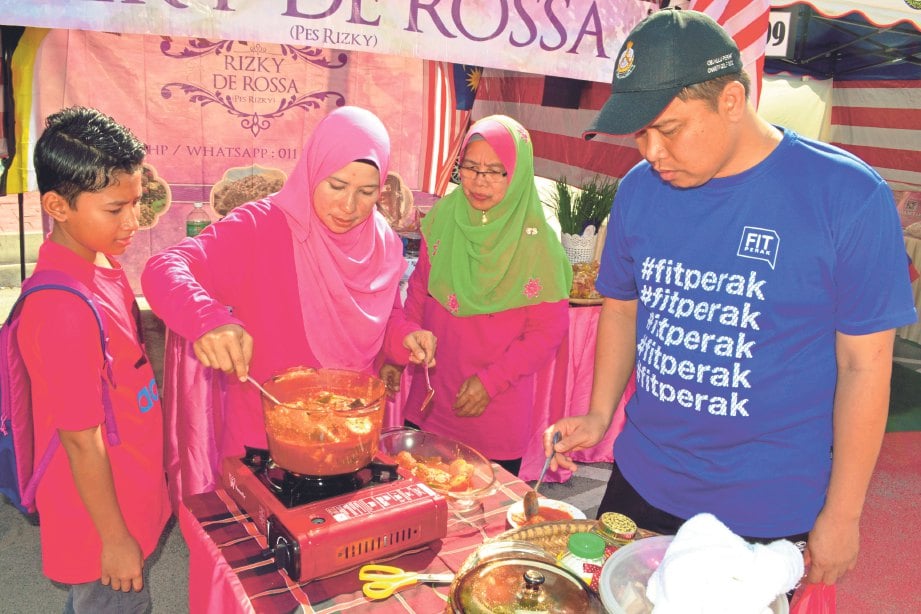 RUSILAWATI (tengah) mengadakan demonstrasi masakan menggunakan pes yang beliau hasilkan.