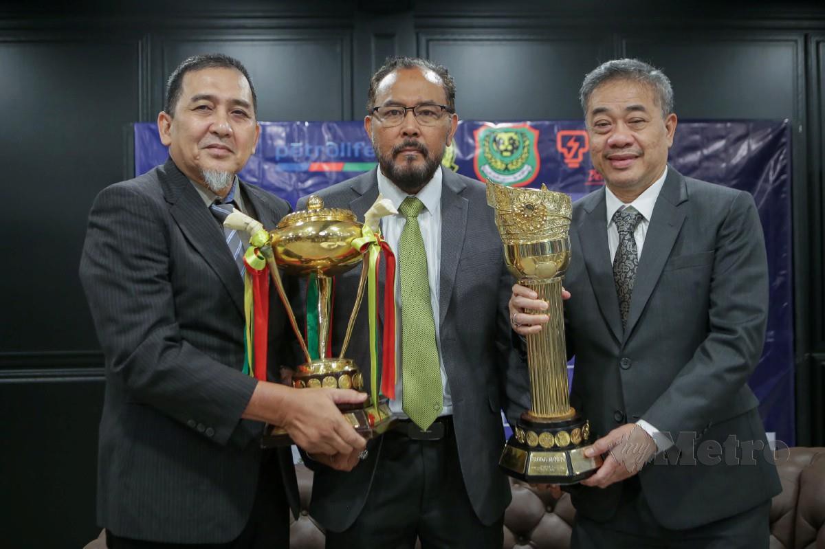 MOHD Firdaus (tengah) pada sidang media pelancaran perlawanan Piala Agong dan Perlawanan Piala Emas Raja-Raja, semalam. FOTO AIZUDDIN SAAD