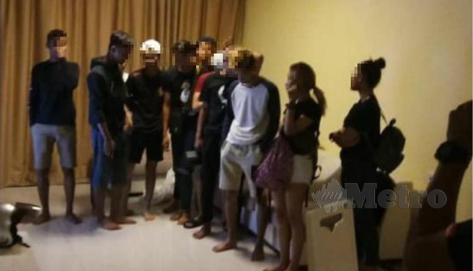 SEBAHAGIAN daripada 30 individu yang ditahan selepas mengadakan 'private party' di pangsapuri di Jalan Tanjung Puteri, Johor Bahru, malam tadi. FOTO ihsan polis. 
