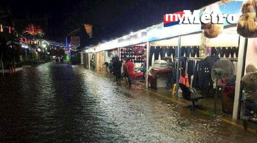 Gerai jualan di tapak Pesta Pulau Pinang di Sungai Nibong turut dilanda banjir kilat berikutan hujan lebat. - Foto Ihsan Pembaca