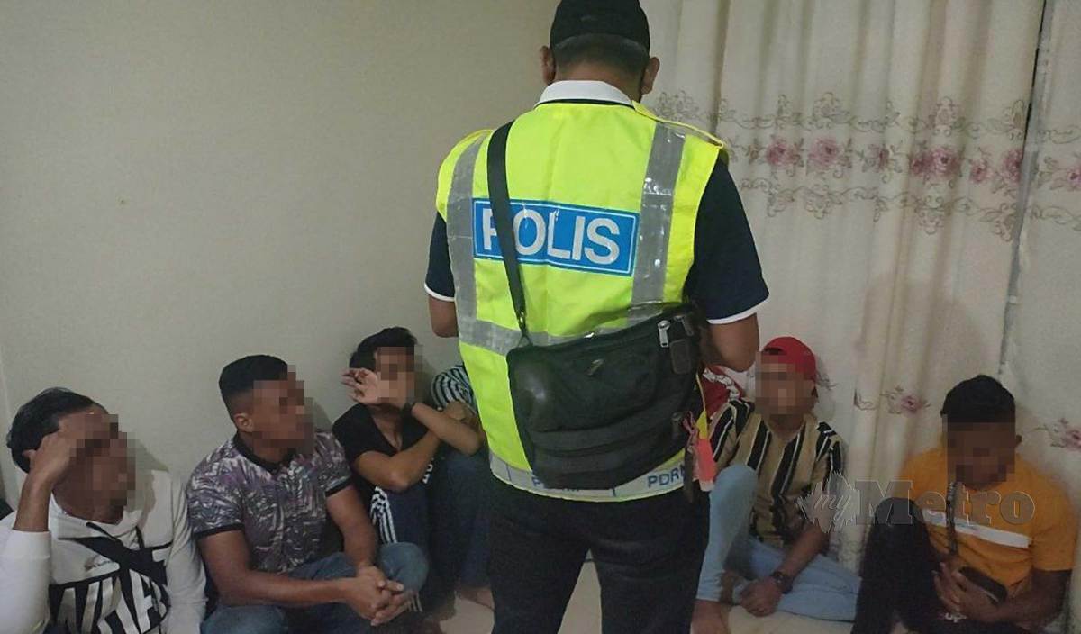 SEBAHAGIAN daripada 23 individu yang ditahan kerana melakukan pesta persendirian di sebuah inap desa di Taman Seri Kota, Jalan Kuala Kedah. FOTO Zuliaty Zulkiffli